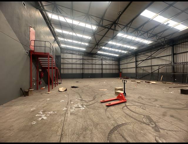 2,344M² WAREHOUSE FOR SALE IN JET PARK